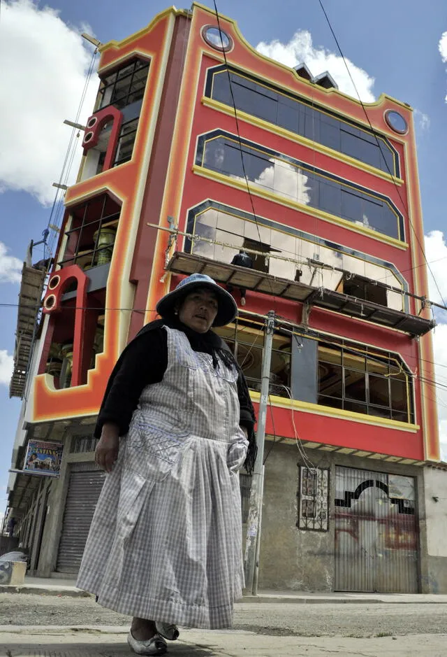 ‘Cholets’ de El Alto. El Crucero de los Andes, anclado en un piso 11, es la última creación del arquitecto boliviano Freddy Mamani. Foto: Félix Contreras/La República   