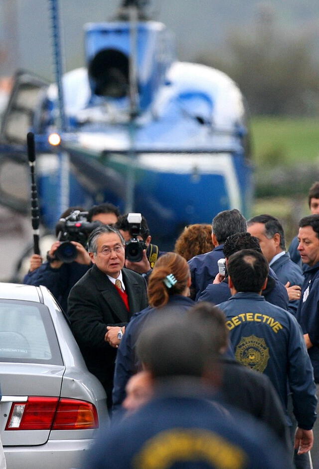 Policías trasladan a Alberto Fujimori al aeropuerto internacional de Santiago para sus extradición a Perú. Foto: AFP   