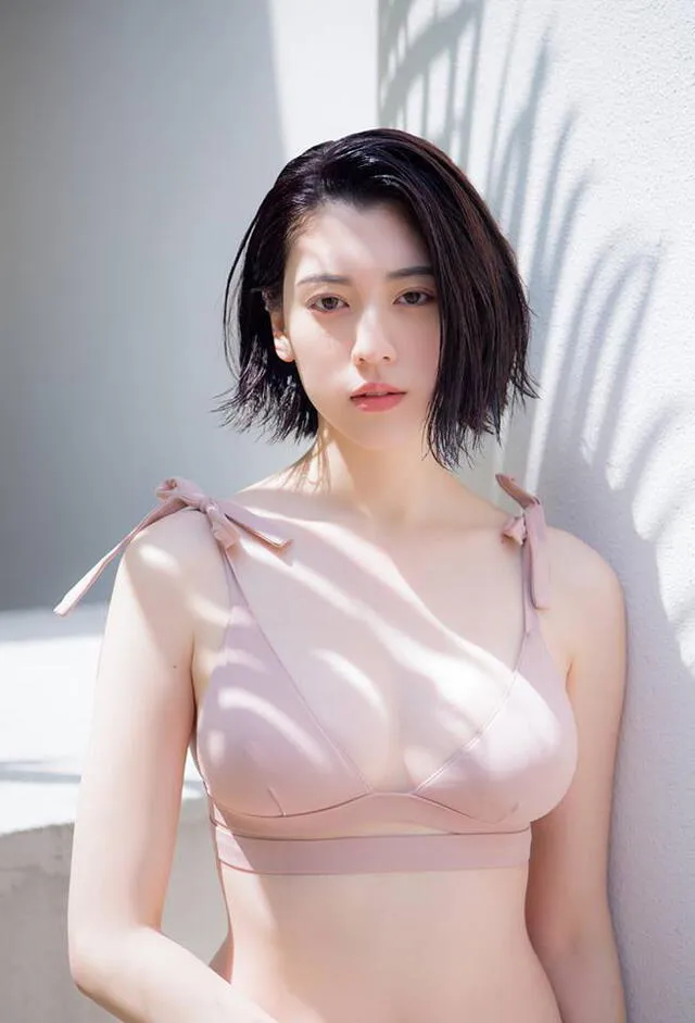 Ayaka Miyoshi es una modelo, actriz y ex idol japonesa.