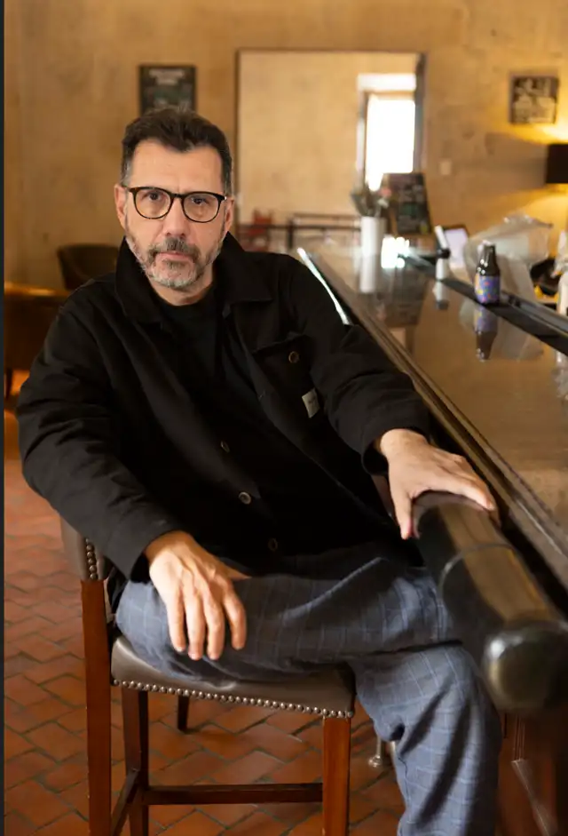 Alberto Fuguet: "Vargas Llosa es mucho más contracultural, es mucho más gay, es mucho más chibolo, es mucho más masculino, es muy queer, es muy peruano. No solo es política y neoliberalismo". Foto: Marina García Burgos. Alberto Fuguet: "Vargas Llosa es mucho más contracultural, es mucho más gay, es mucho más chibolo, es mucho más masculino, es muy queer, es muy peruano. No solo es política y neoliberalismo". Foto: Marina García Burgos.