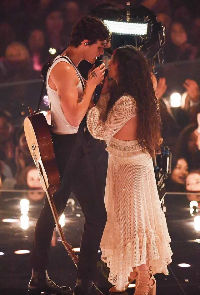 Camila Cabello y Shawn Mendes en los VMAs 2019.