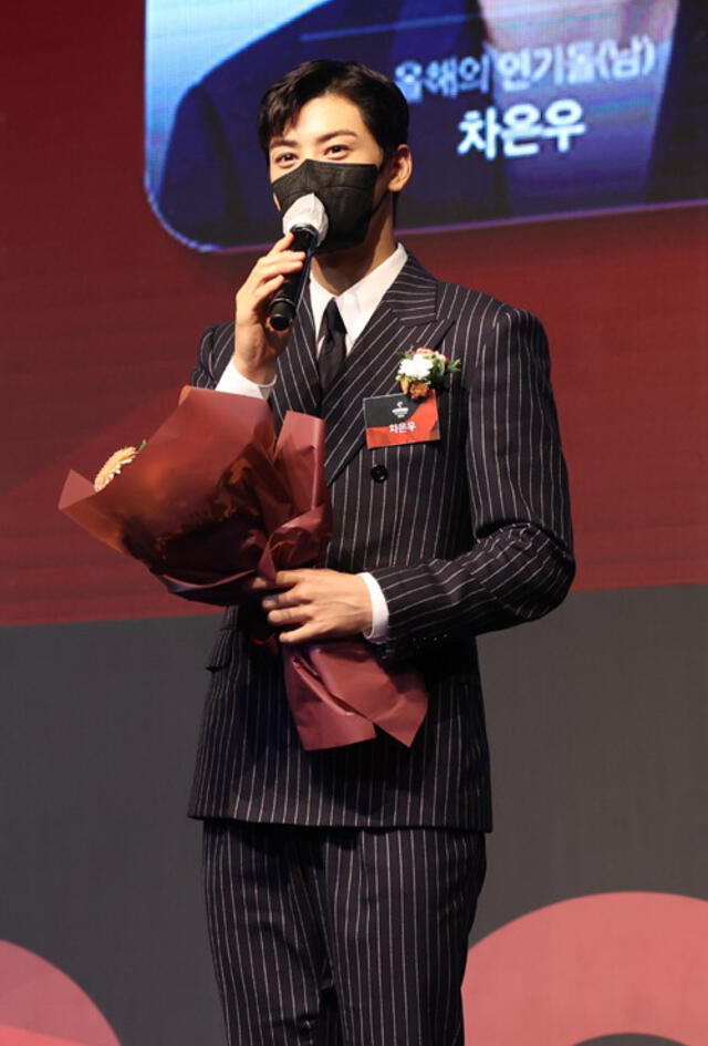 Cha Eun Woo recibe premio del 2021 Brand of the year. Foto: Daily News