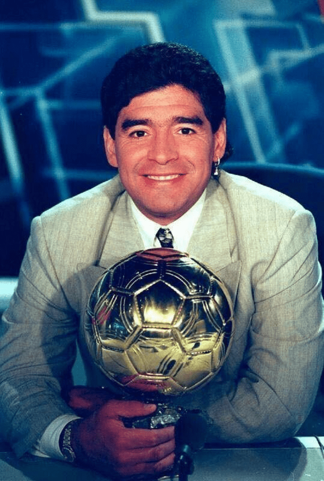 Maradona y su Balón de Oro honorífico. Foto: Maradona/Facebook