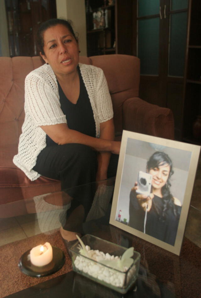 Patricia Menéndez León, madre de Jana Gómez Menéndez, brindó declaraciones junto a la foto de su hija. Foto: La República