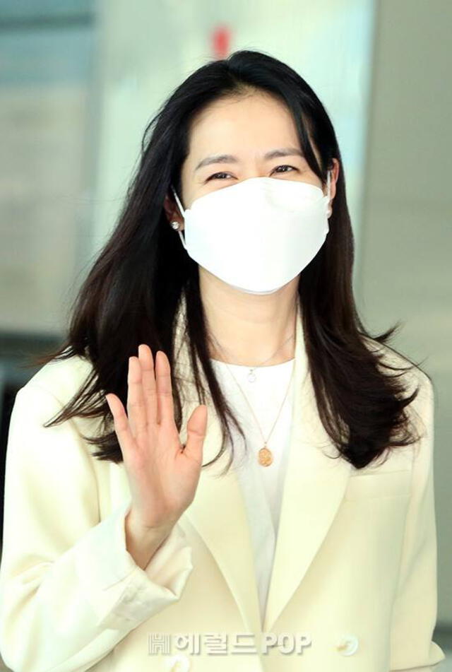 Son Ye Jin en el aeropuerto de Incheon, Corea del Sur. Foto: Herald Pop
