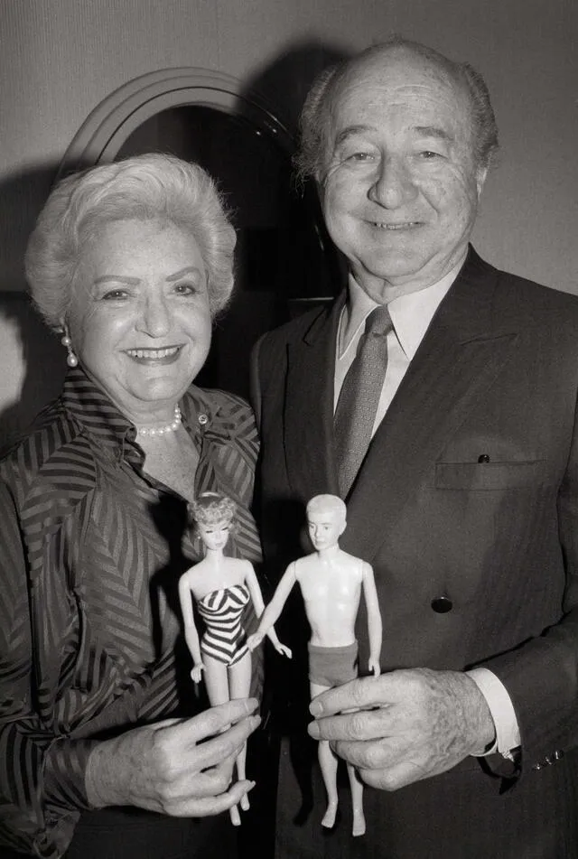  Ruth y Elliot Handler con los primeros modelos de Barbie y Ken. Foto: BETTMANN<br>    