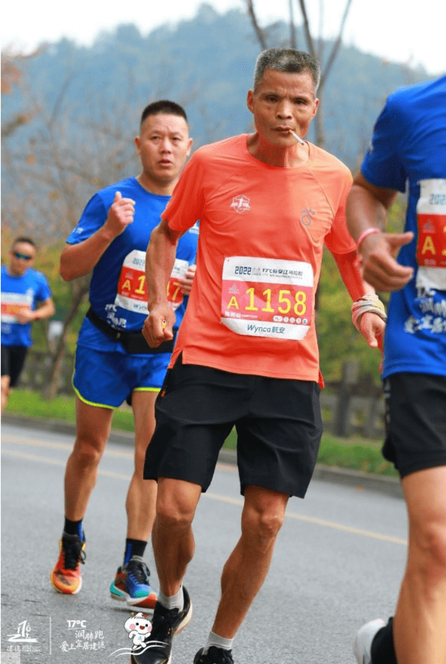 Canadian Running informó que el 'tío Chen' también fue fotografiado fumando durante el maratón de Guangzhou de 2018 y el maratón de Xiamen de 2019. Foto: Weibo