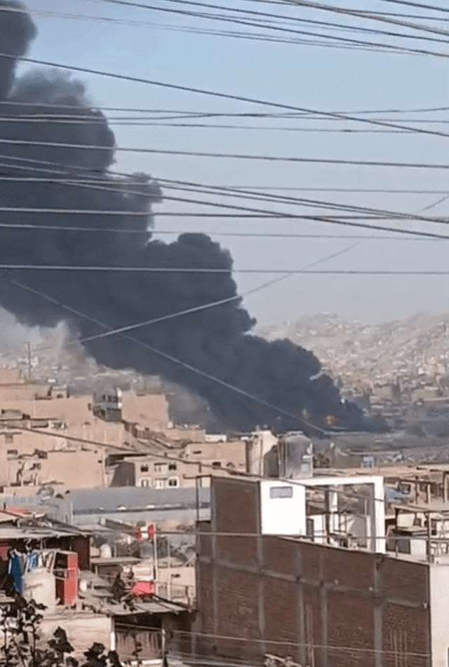 La gran cantidad de humo tóxico que desprende el incendio. Foto: Difusión   