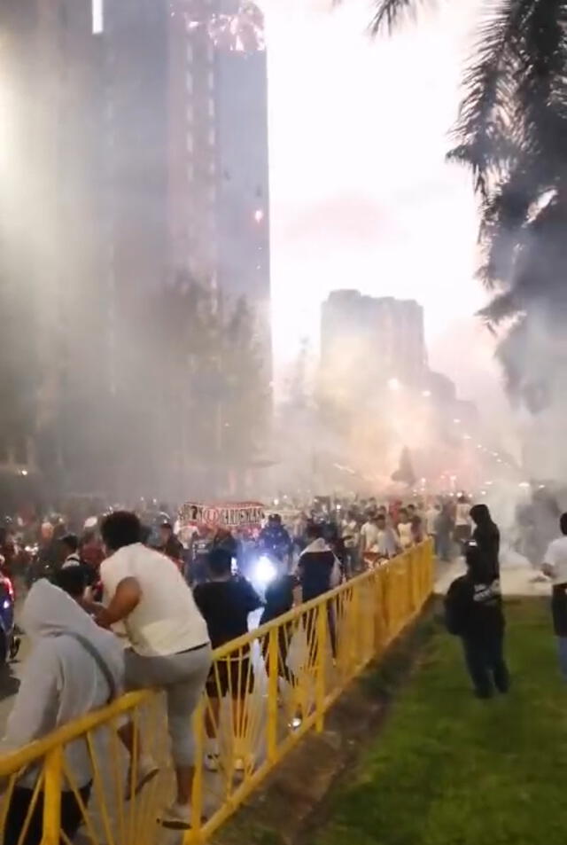 Así se vivió el paso de barristas de Universitario de Deportes por la avenida Javier Prado. Foto: Difusión   