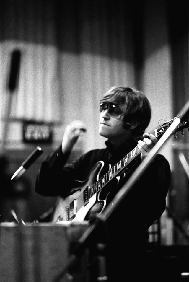 Lennon grabando disco Revolver.