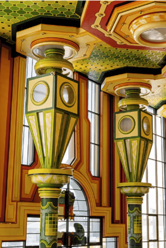 Interior de un 'cholet', con columnas y decoraciones con estilo aimara. Foto: XLSemanal