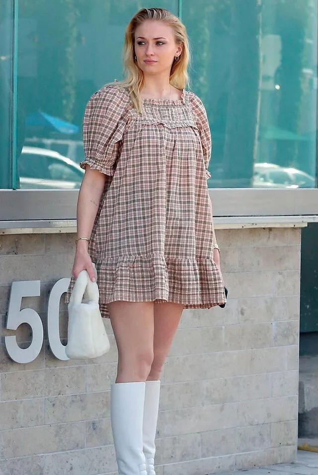 Sophie Turner desató rumores de embarazo por usar vestido holgado.