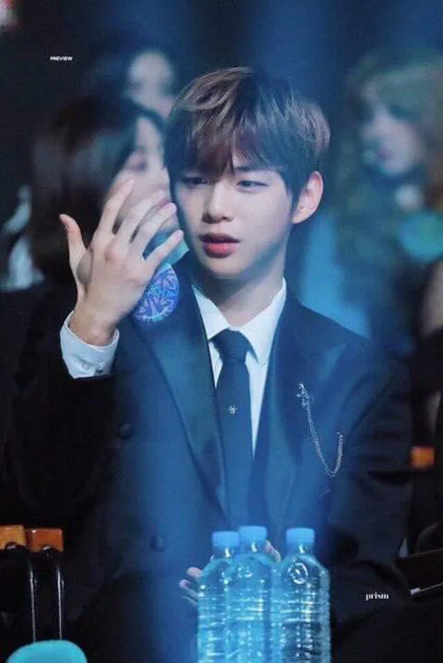 Kang Daniel intentando ver a Jihyo por un espejo en los SMA. Foto: Twitter