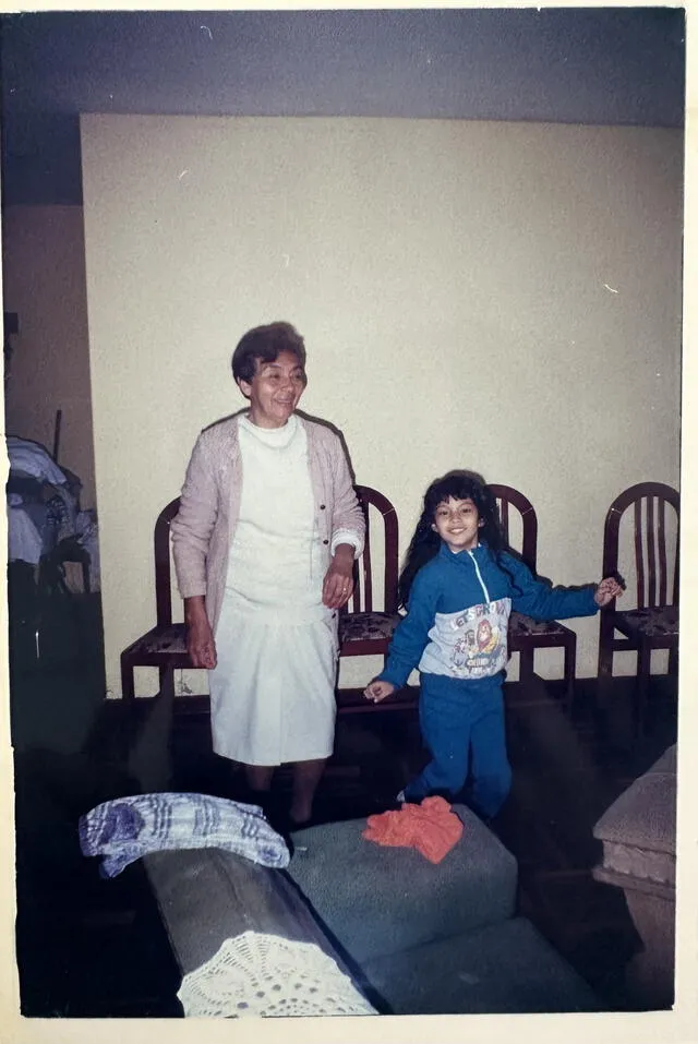  Con su tía abuela, una de sus “tres madres”. Foto: archivo   