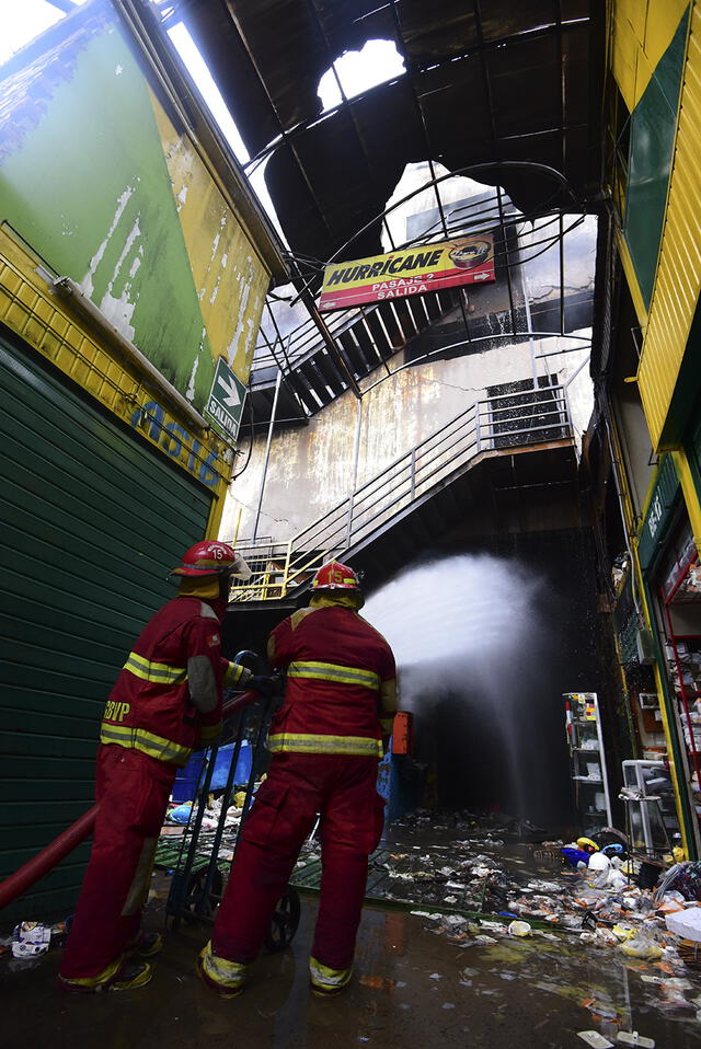 Bomberos logran ingresar a la galería Nicolini en busca de los desaparecidos [FOTOS]