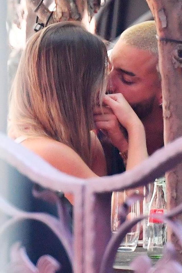 Maluma besa a su novia en una foto de agosto de 2020. Foto: Just Jared
