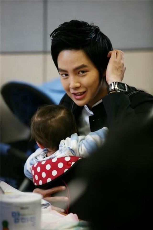 Jang Keun Suk en una escena de la película Baby and me (2008). Créditos: Hancinema Jang Keun Suk en una escena de la película Baby and me (2008). Créditos: Hancinema