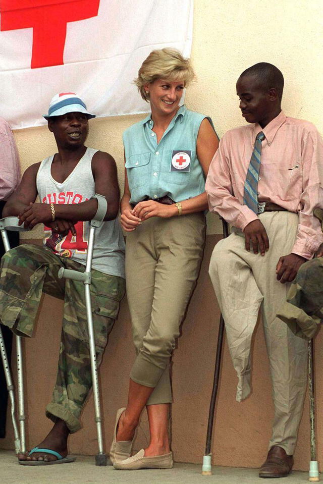 Lady Di en su visita a Huambo en 1997