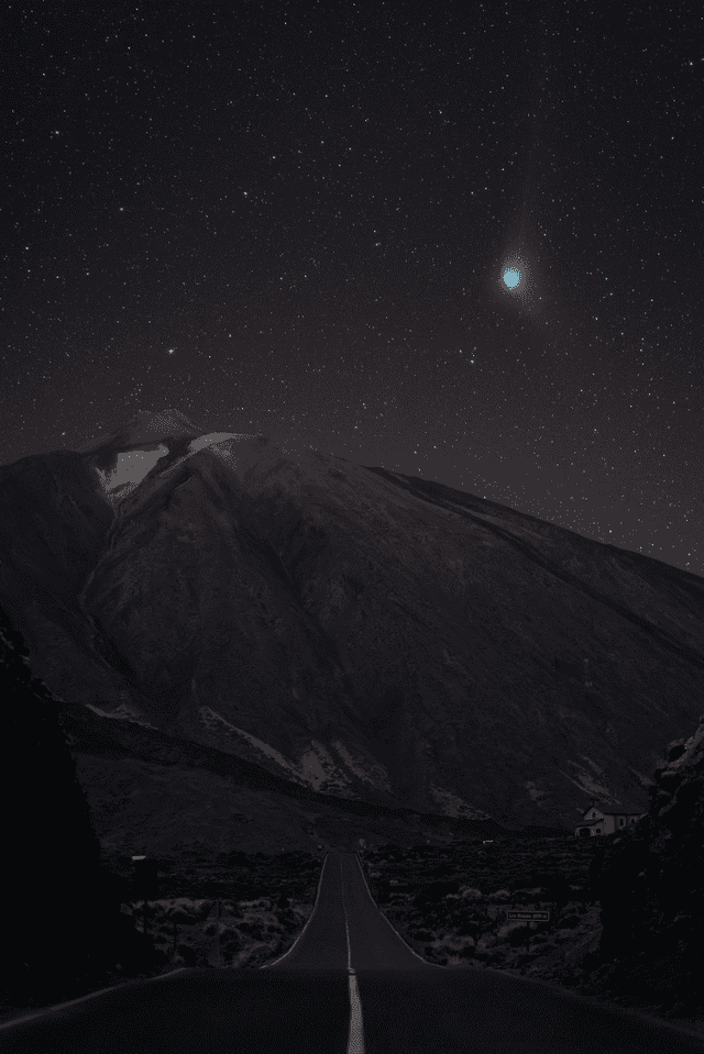  Fotografía del cometa desde el Parque Nacional del Teide, en España. Foto: @Frosty_Prophoto   