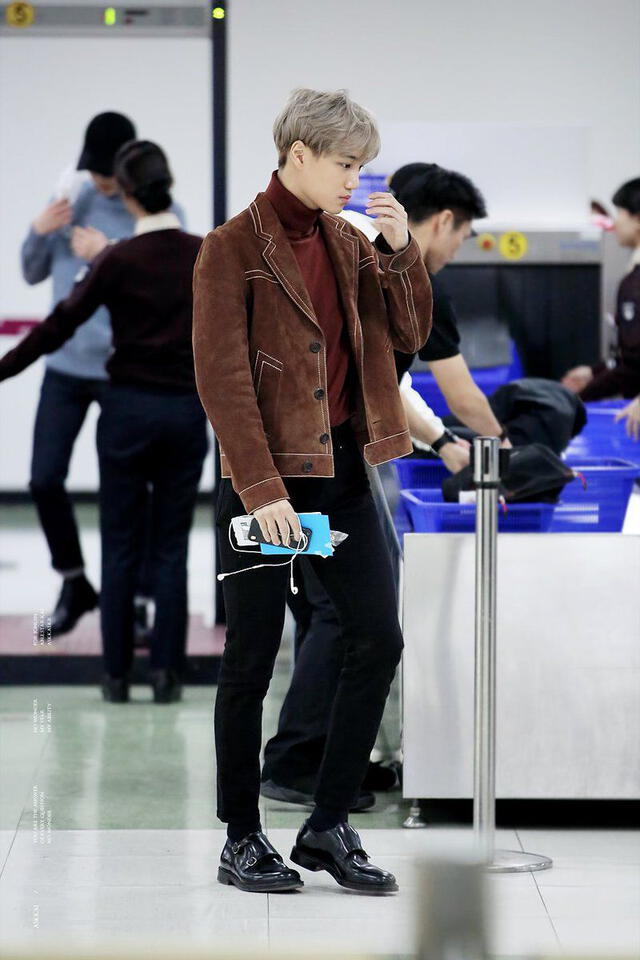Kai de EXO en el aeropuerto (2019).
