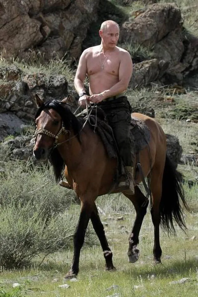 Vladímir Putin cabalgando a pecho desnudo en vacaciones. Imágenes como esta alimentan el mito. Foto: archivo