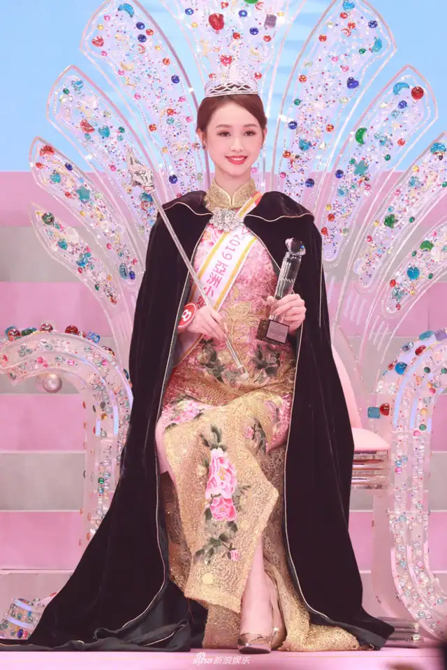 Cara Kong ganó los concursos Miss Asia 2019 y Miss ATV 2019. Cara Kong ganó los concursos Miss Asia 2019 y Miss ATV 2019.