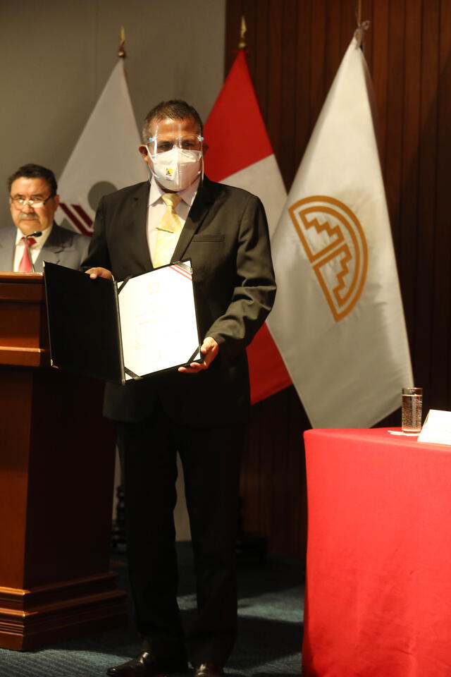 Javier Arce recibiendo su credencial como parlamentario andino. Foto: JNE