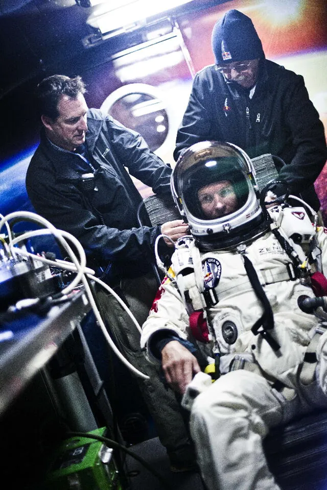 El equipo de la misión Red Bull Stratos prepara a Felix Baumgartnem antes de ir a la estratósfera. Foto: AFP
