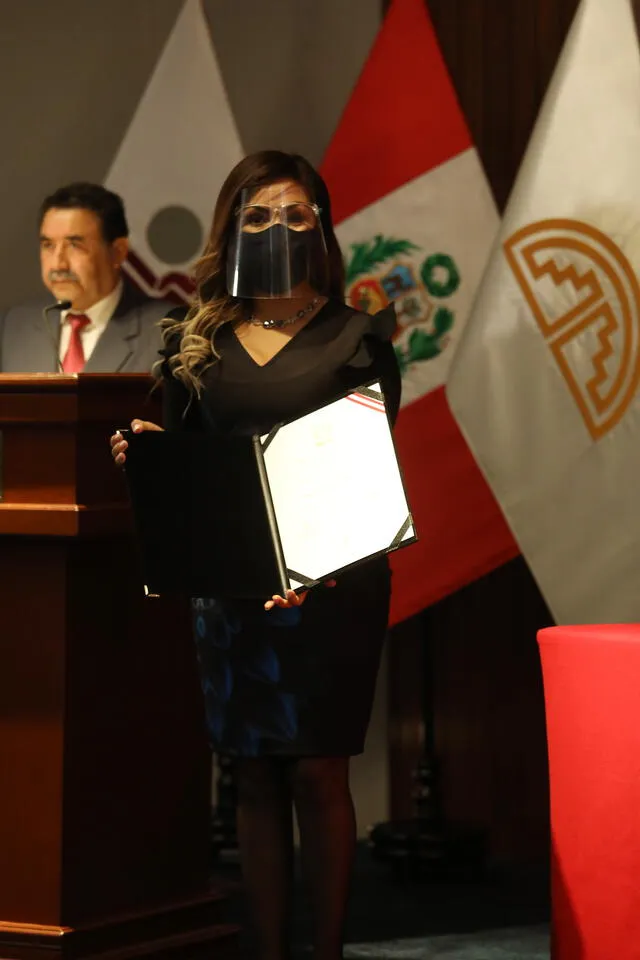 Leslye Lazo recibiendo su credencial como parlamentario andino. Foto: JNE