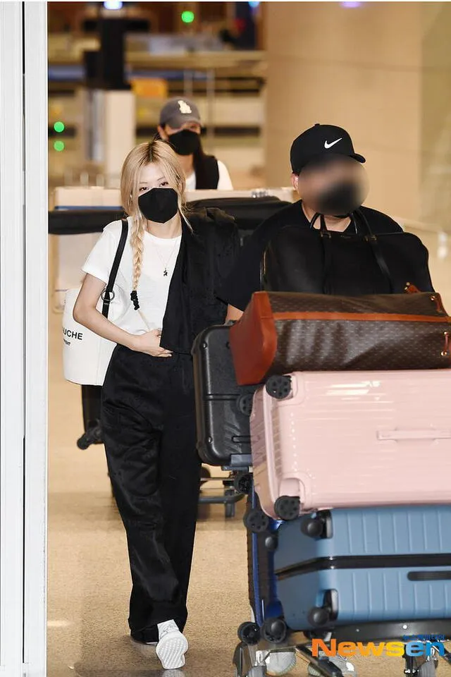 Rosé de BLACKPINK en el aeropuerto ICN. Foto: Newsen Rosé de BLACKPINK en el aeropuerto ICN. Foto: Newsen