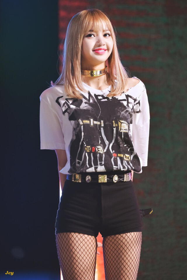 Los pantalones cortos negros aparecieron por primera vez cuando Lisa promovió la canción "Playing With Fire" en 2016