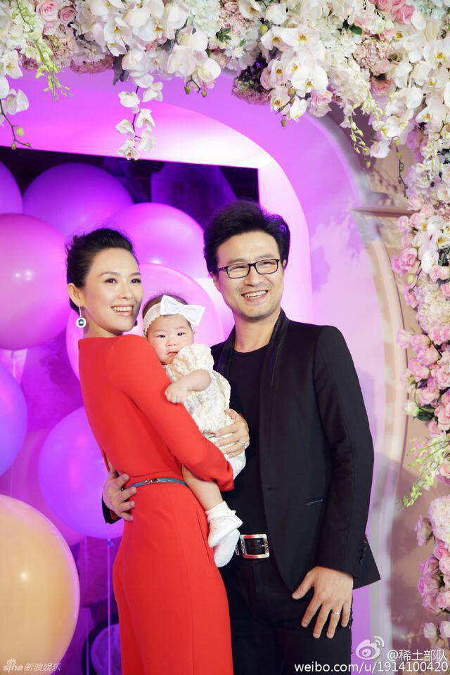 Zhang Ziyi y Wang Feng se casaron en mayo del 2015, tuvieron su primera hija diciembre del mismo año. Zhang Ziyi y Wang Feng se casaron en mayo del 2015, tuvieron su primera hija diciembre del mismo año.