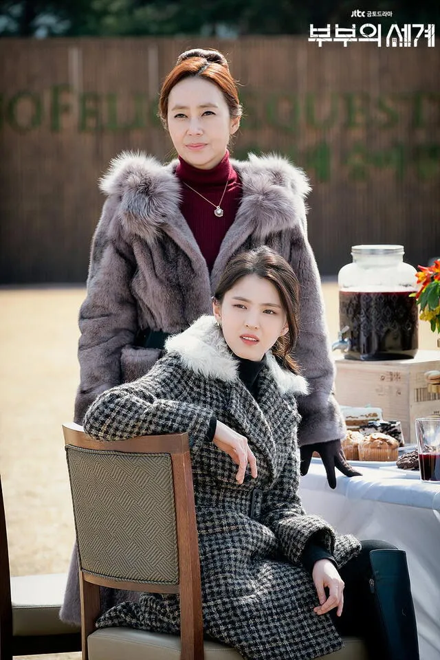 Yeo Da Kyung (Han So Hee) y su madre Eom Hyo Jung (Kim Sun Kyung) en una escena del The Married Life (jTBC, 2020).