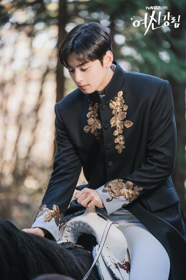 Cha Eun Woo vistió un saco similar al de Lee Min Ho en la novela El rey eterno monarca. Foto: tvN