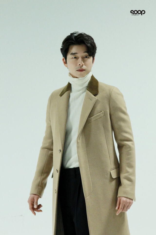 Goong Yoo viste un abrigo Alexander McQueen, valorizado en US$2,603.