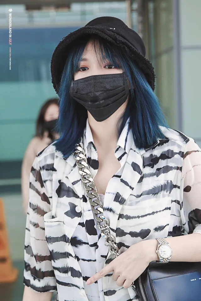 Cheng Xiao fue rodeada en el aeropuerto con destino a Shangai. Twitter, 17 de mayo 2020.