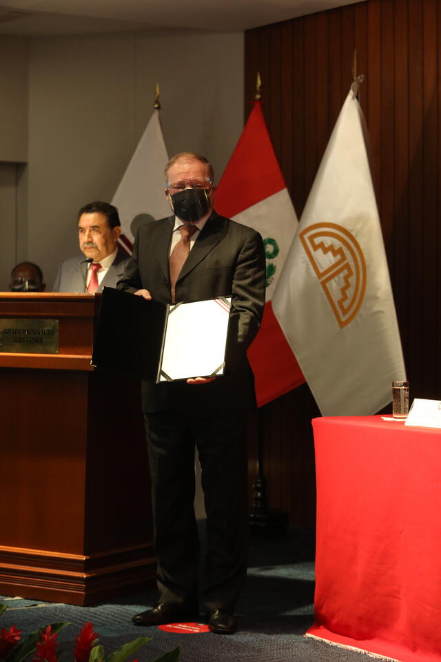 Juan Carlos Ramírez recibiendo su credencial como parlamentario andino. Foto: JNE