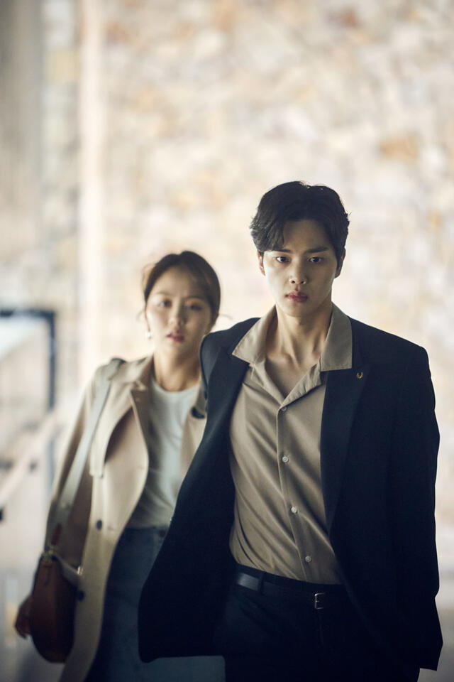 Sunoh y Jojo caminan de la mano en Love alarm 2. Foto: Netflix