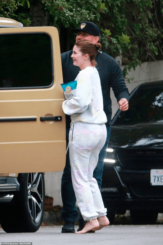 Kylie Jenner no aguantó más el encierro y salió sin zapatos.