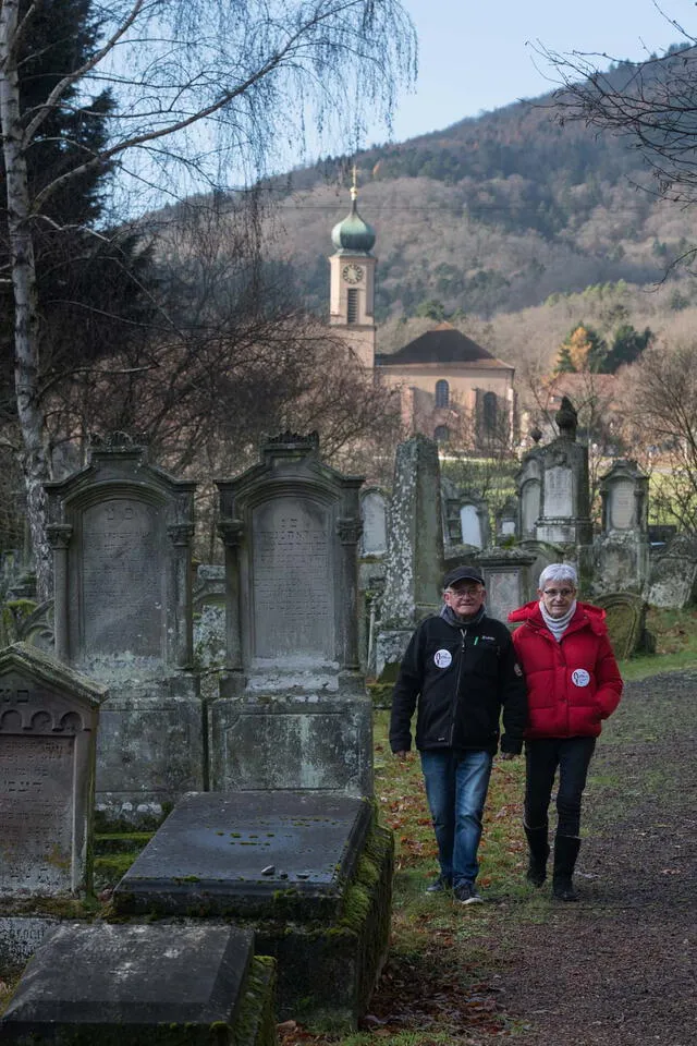 Los "vigilantes de la memoria" patrullan en el cementerio judío de Jungholtz, este de Francia.