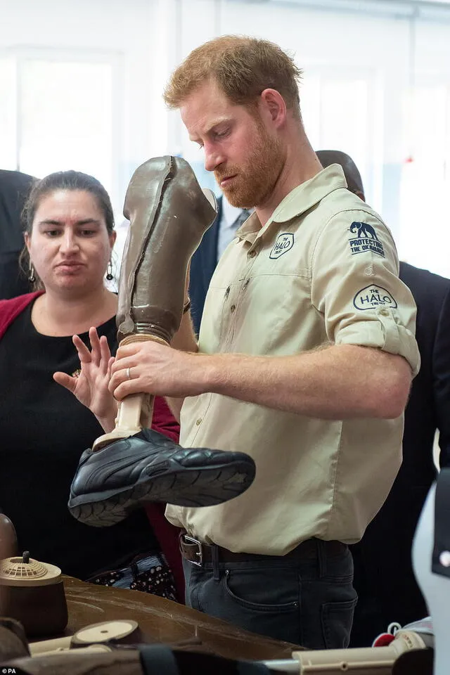 El príncipe Harry conociendo el tipo de prótesis que usan las víctimas de las minas terrestres