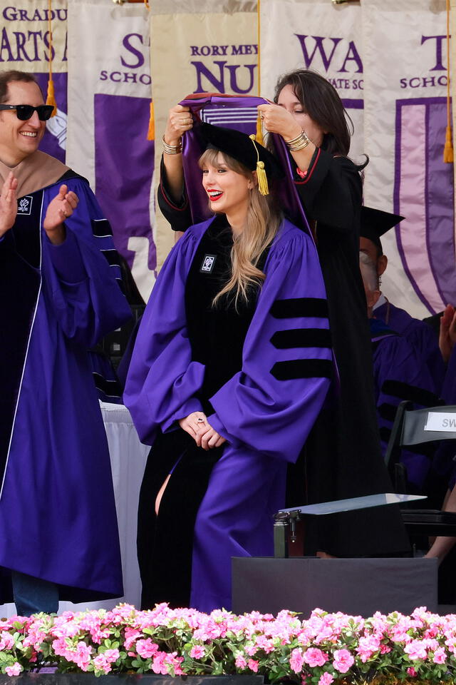 Taylor Swift es homenajeada por la Universidad de Nueva York. Foto: AFP