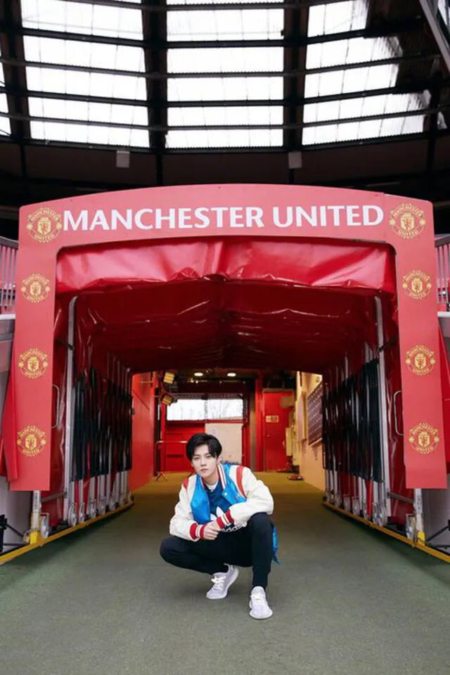LuHan en el Estadio de Wembley previo a un encuentro del Manchester United,