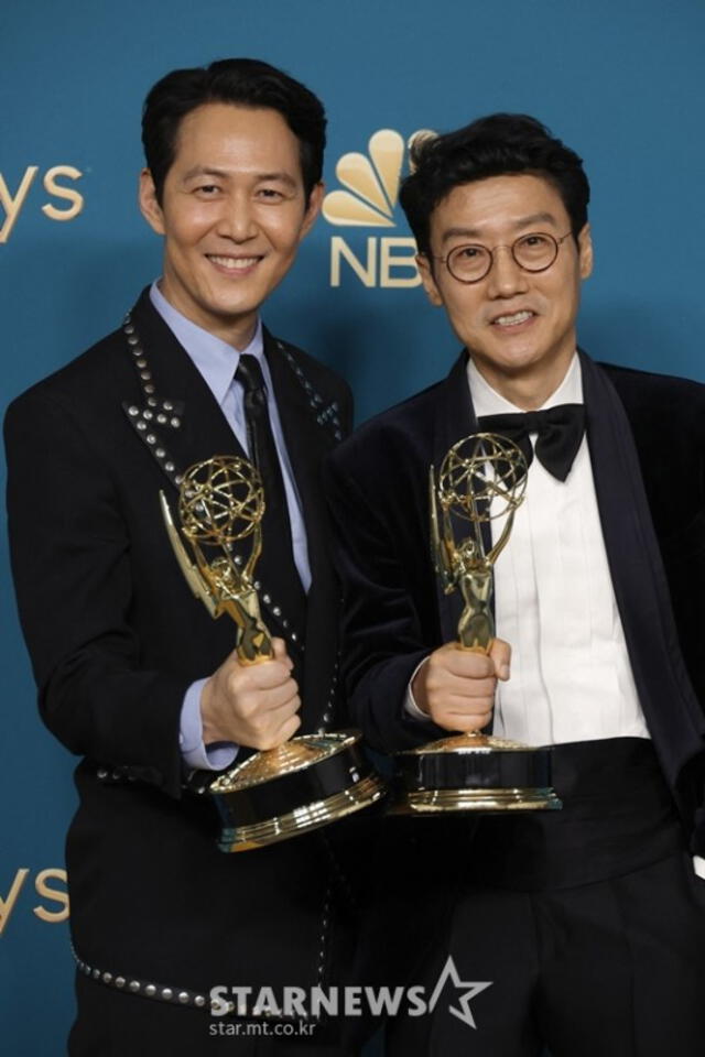 Lee Jung Jae y Hwang Dong Hyuk con los Emmy que ganaron.
