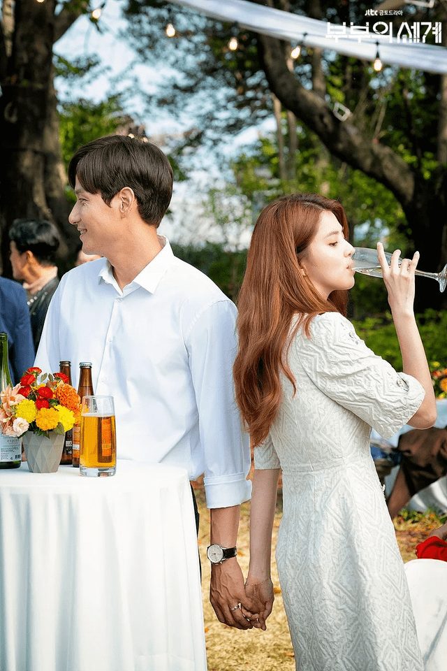 Lee Tae Oh (Park Hae Joon) y Yeo Da Kyung (Han So Hee) en una escena del The Married Life (jTBC, 2020).