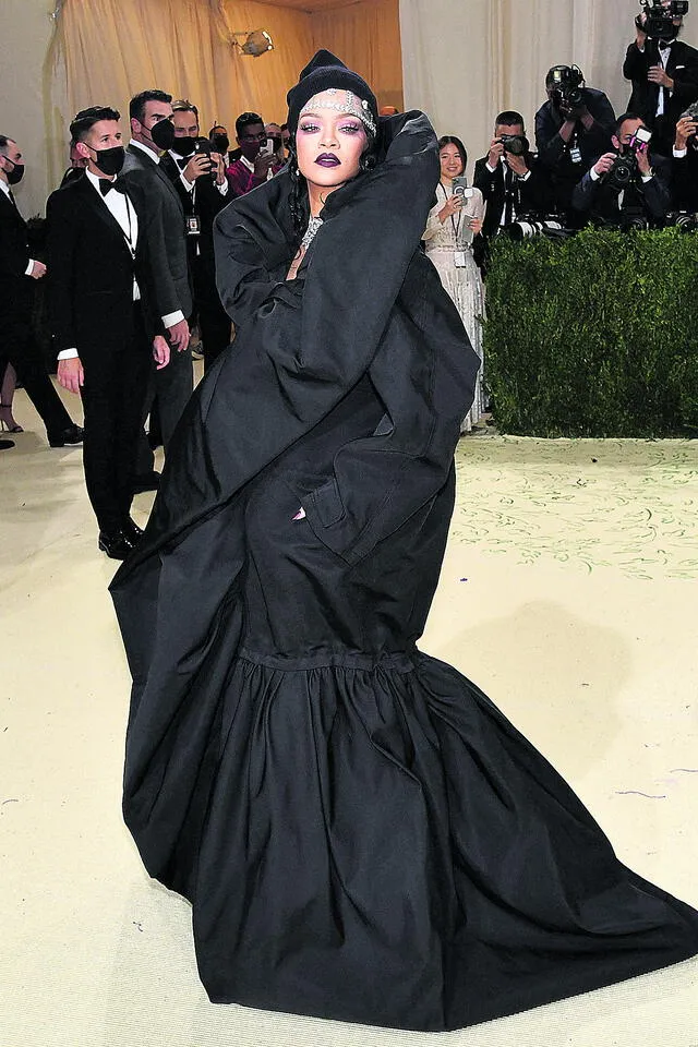 Met Gala Rihanna. La cantante optó por el color negro para su modelo. Foto: AFP