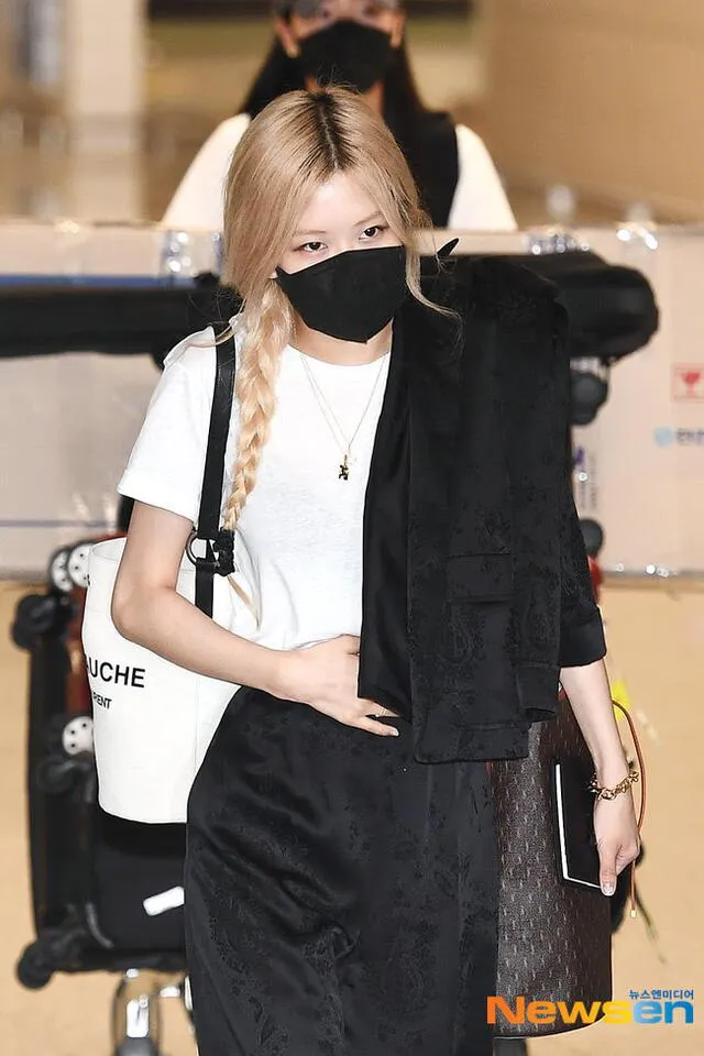 Rosé de BLACKPINK en el aeropuerto ICN. Foto: Newsen Rosé de BLACKPINK en el aeropuerto ICN. Foto: Newsen