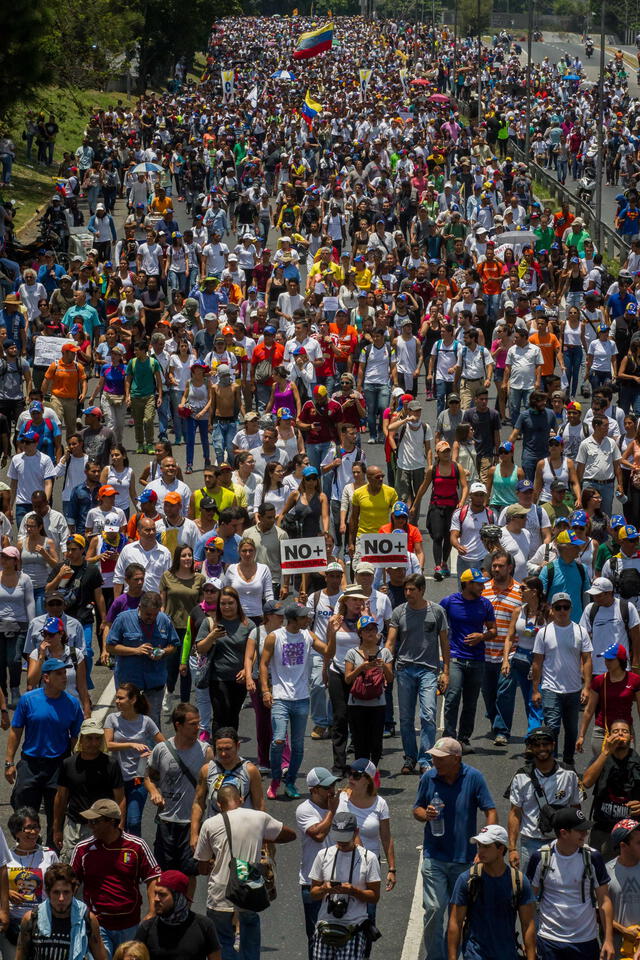 Venezuela: Maduro anuncia retiro de la OEA y los muertos ya llegan a 29 