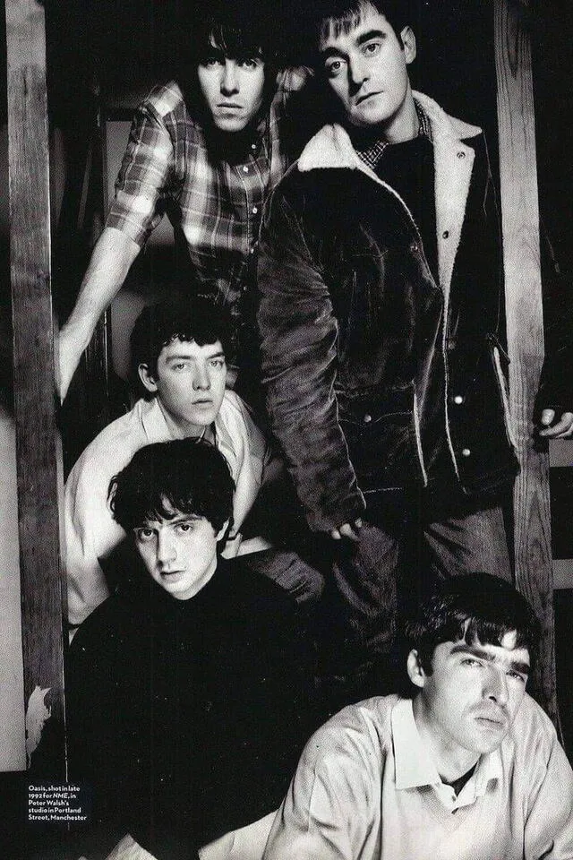 Liam y Noel Gallagher cuando formaban parte de Oasis en sus primeros años a inicios de los noventas
