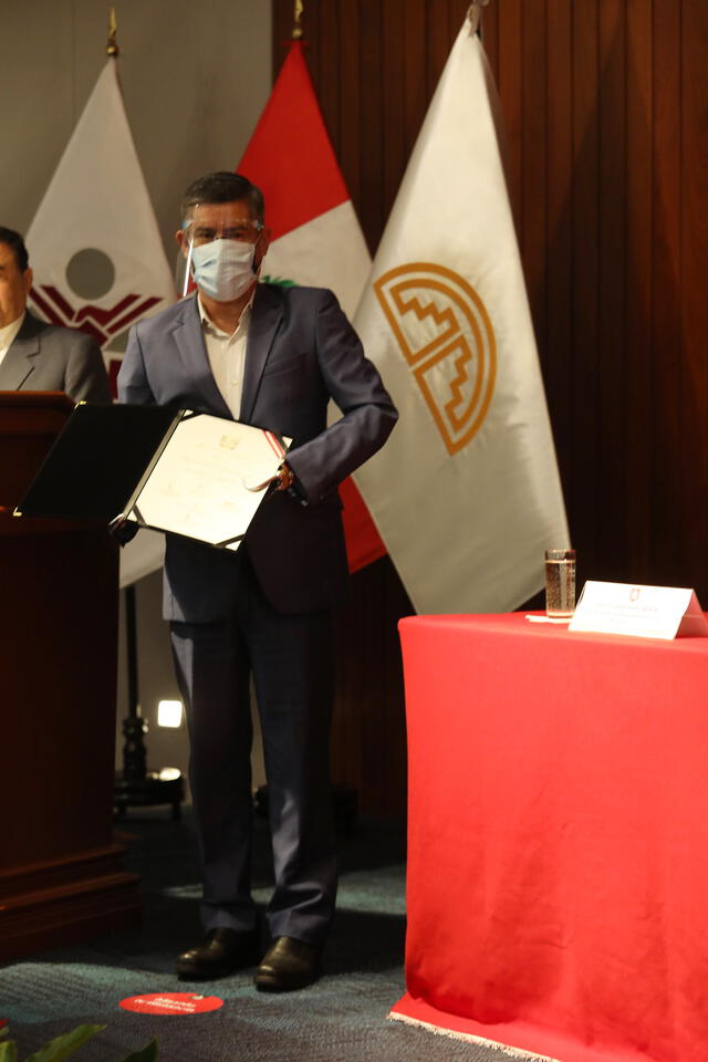 Luis Galarreta recibiendo su credencial como parlamentario andino. Foto: JNE